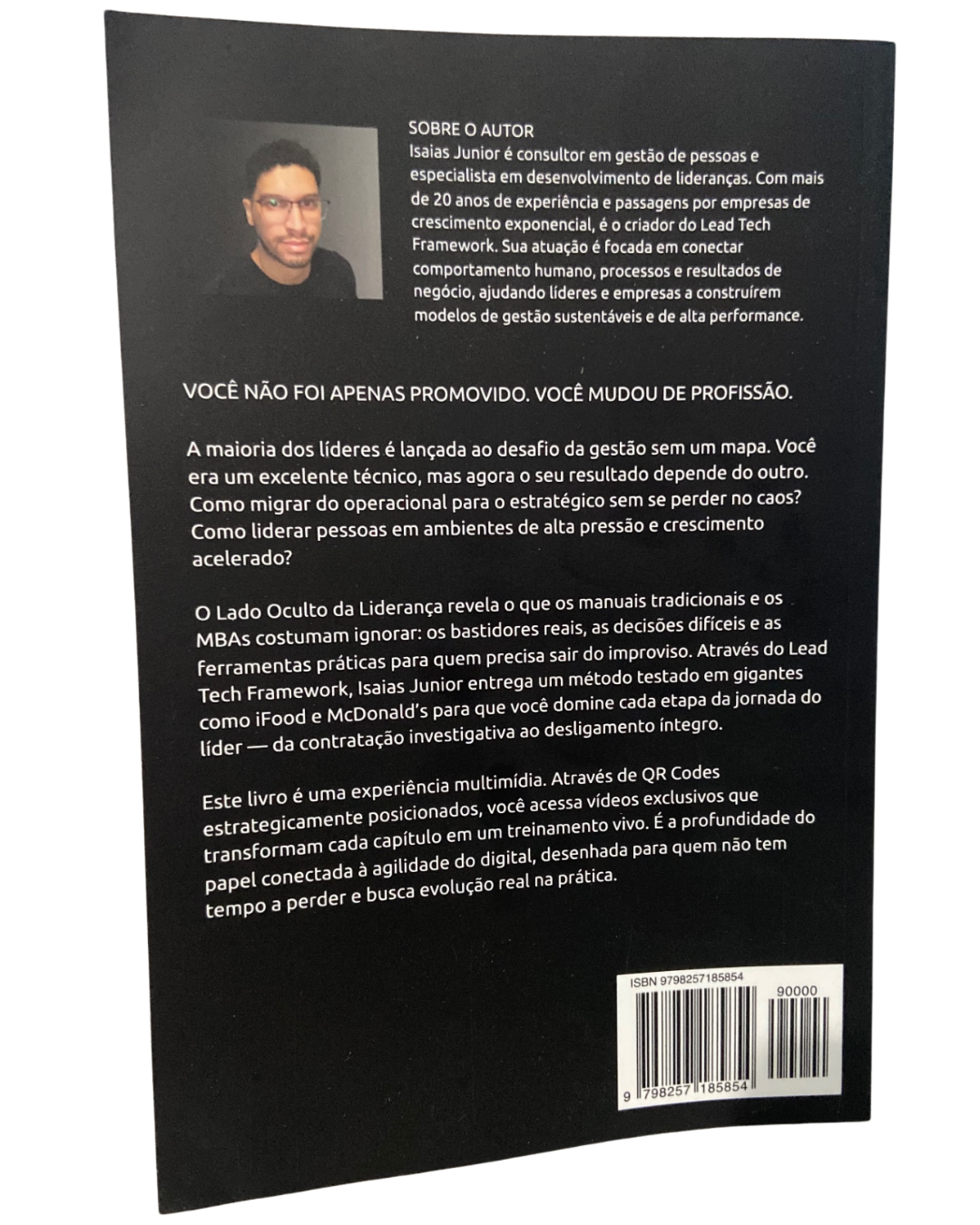 Contracapa do livro com bio do autor Isaias Junior